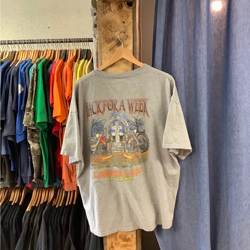 Vintage 2004 Laconia Graphic Grey T-Shirt - Picture 2 of 2
